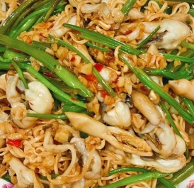 Ốc móng tay xào mì 